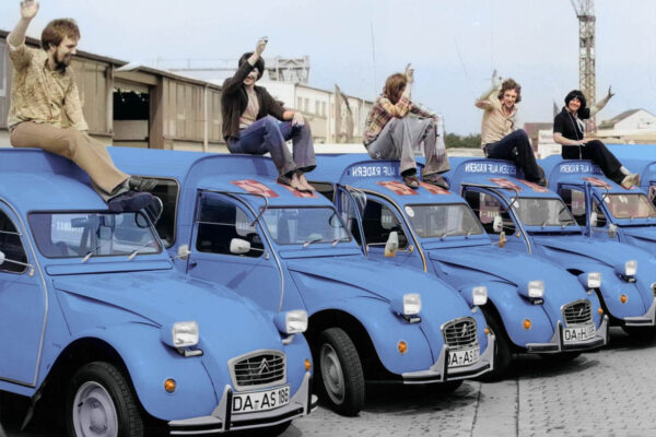 Historisches Foto von ASB-Mitarbeitern auf Autos