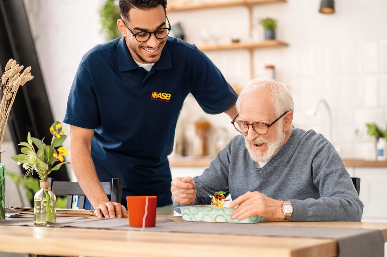 Senior mit ASB-Mitarbeiter